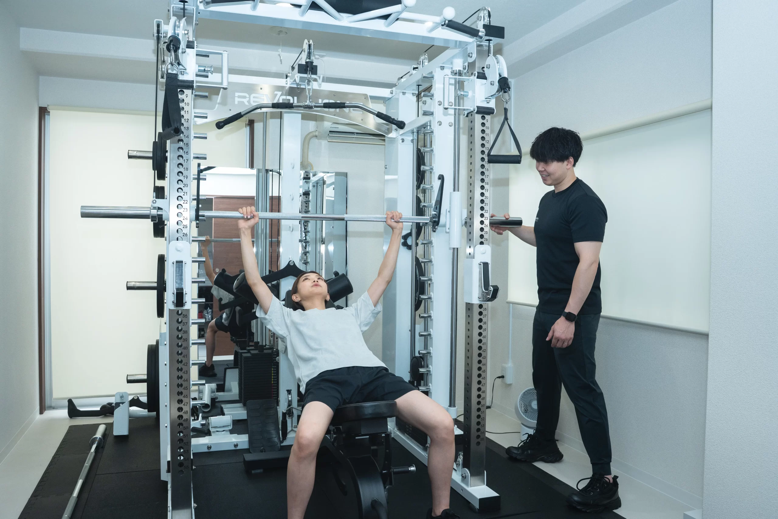 パーソナルジムYOUTHのトレーニング指導風景